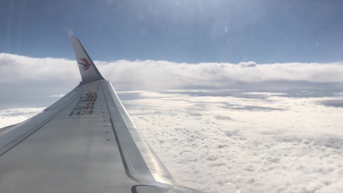 飞机俯瞰云层
