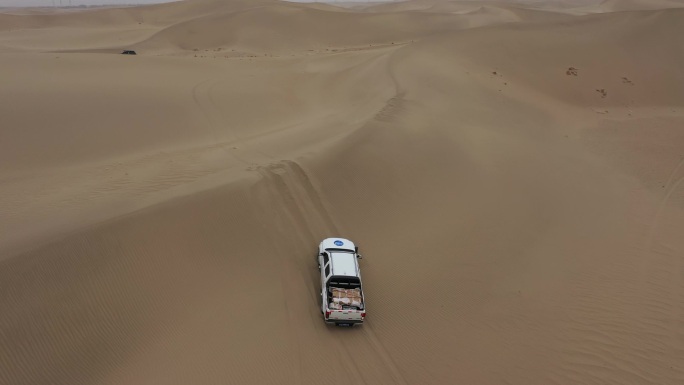 2K航拍新疆塔克拉玛干沙漠行车