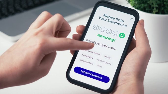 通过智能手机上的应用程序留下积极的客户反馈。良好的客户体验和良好的性能。顾客满意概念。