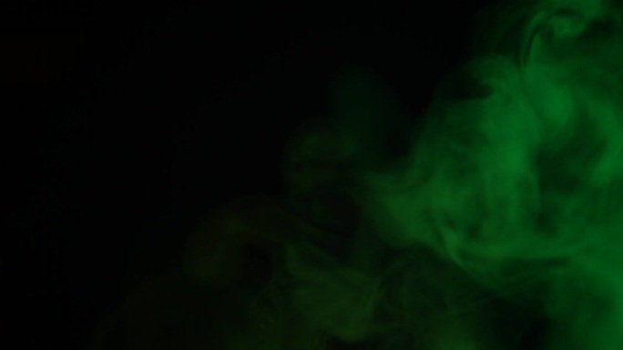 绿烟黑背景的画面绿色烟雾弥漫黑暗烟雾