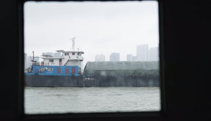 长江上的渡轮码头和船只