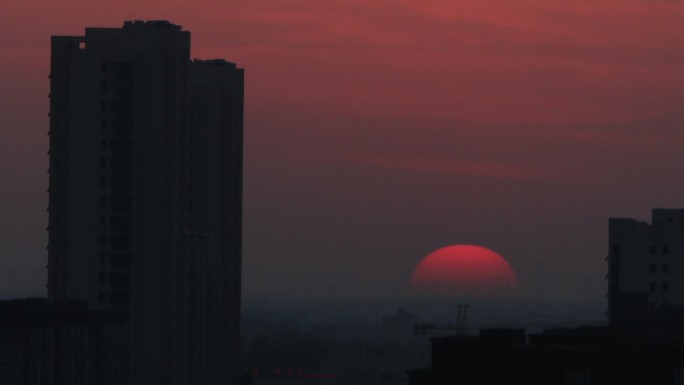 城市日落红日近景