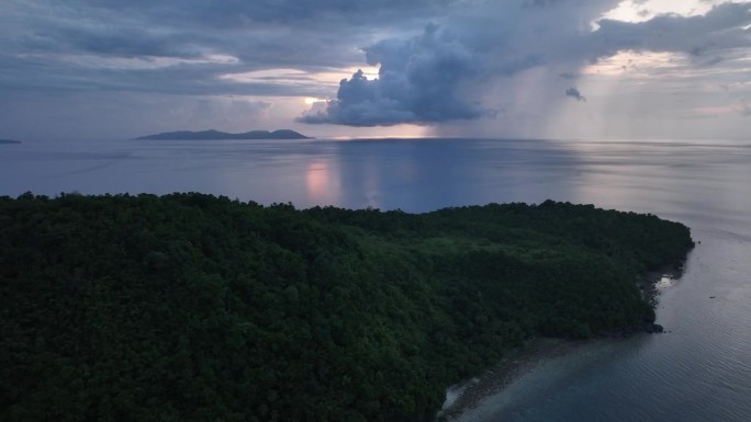 印尼热带岛屿及远处雨云鸟瞰图