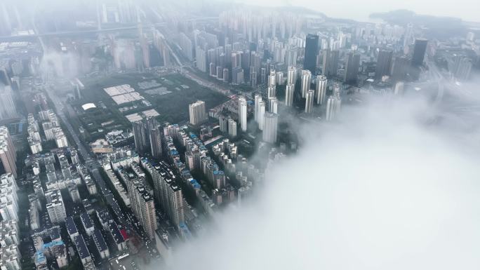 云雾中浮现城市