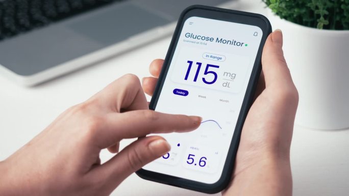 用智能手机应用和远程传感器监测血糖水平。葡萄糖连续监测技术在糖尿病治疗中的应用。