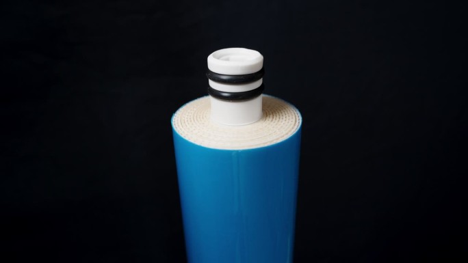 反渗透膜过滤器，家庭净水的概念。