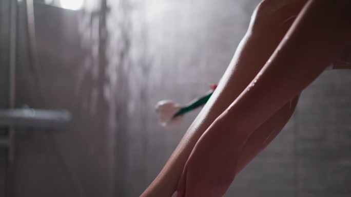 女人在淋浴间抚摸光滑的腿