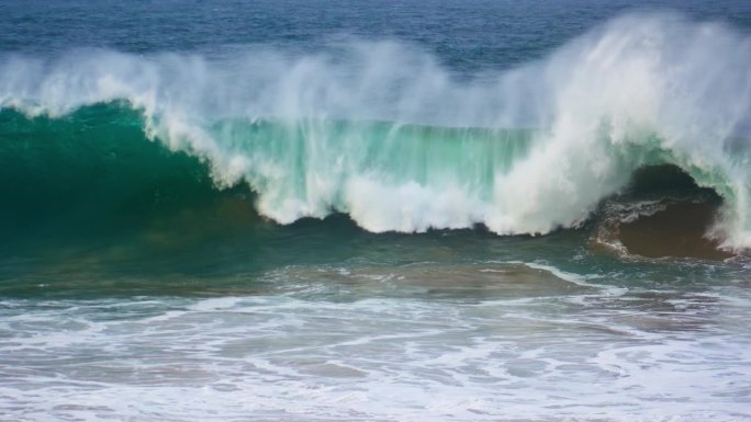 巨大的海浪在超级慢动作中翻滚。强力翻滚破浪
