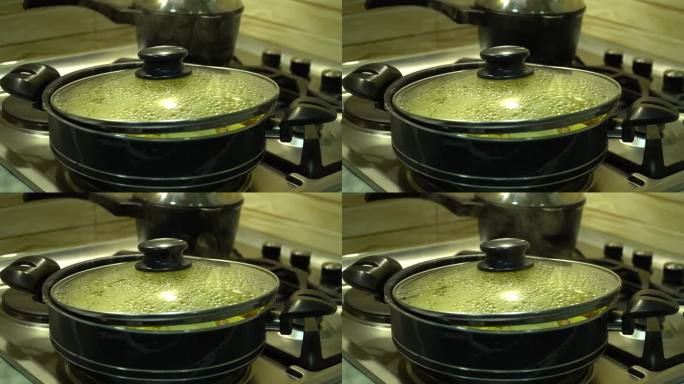 在厨房的煤气锅里蒸土豆