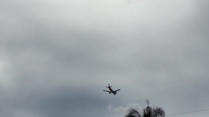 小飞机在天空中飞行的跟踪镜头