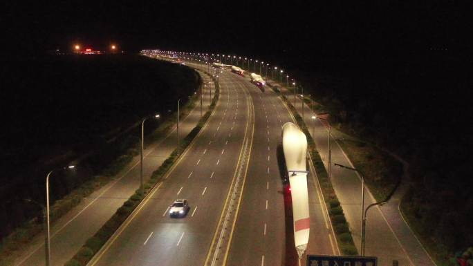 夜晚风电叶片运输车行驶在道路上