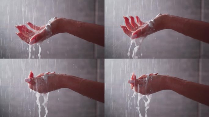 沐浴喷雾下，女子手握泡沫手掌