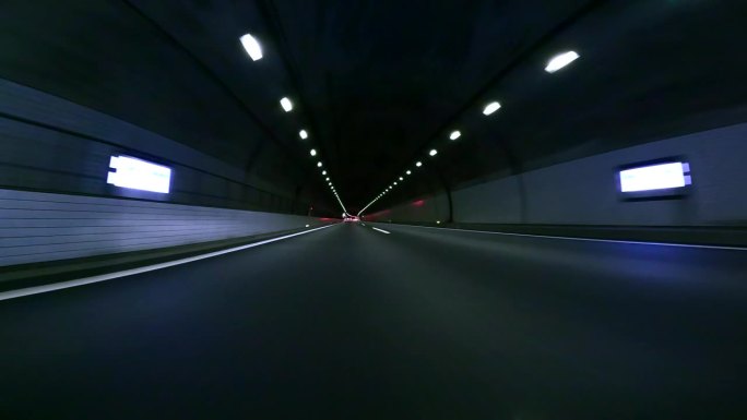 半夜开车穿过高速公路隧道