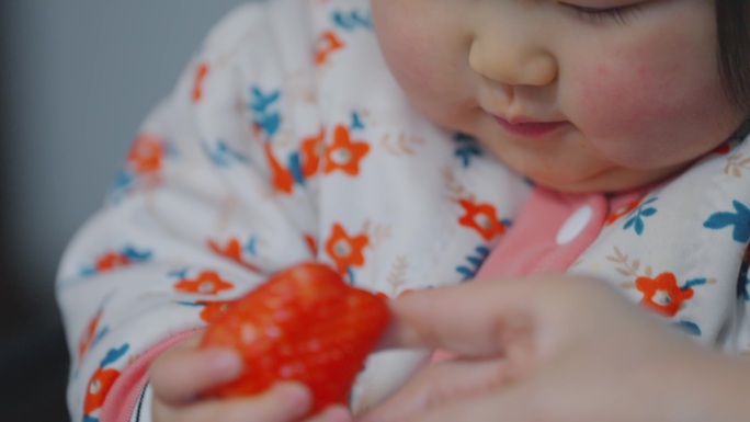 宝宝吃草莓