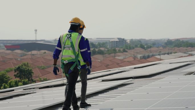 不同的工程师合作光伏太阳能电池板检测高效绿色技术。
