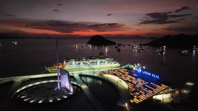 原创印尼科莫多拉布安巴焦城市夜景风光航拍