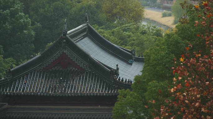 老房子风雨交加