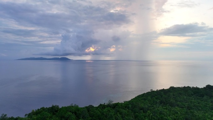 印尼热带岛屿及远处雨云鸟瞰图
