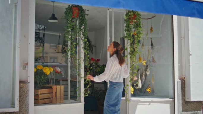 成功的花匠在夏城开了一家店。花店准备植物店。