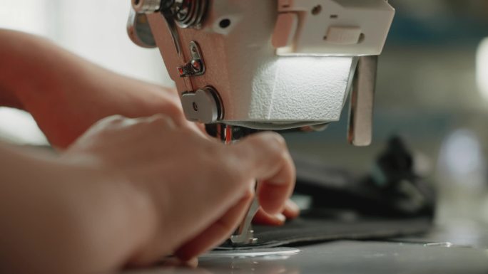 箱包厂缝纫机缝布料  裁剪布料缝纫机操作