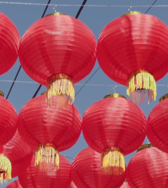 唐人街地区的中国新年灯笼。垂直视频。