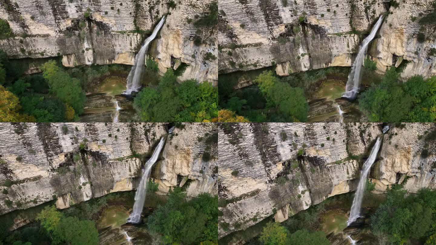 岩石间的瀑布。Artazul峡谷。纳瓦拉