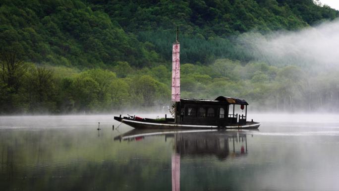 神农架大九湖一艘船在湖面唯美仙境 (2)