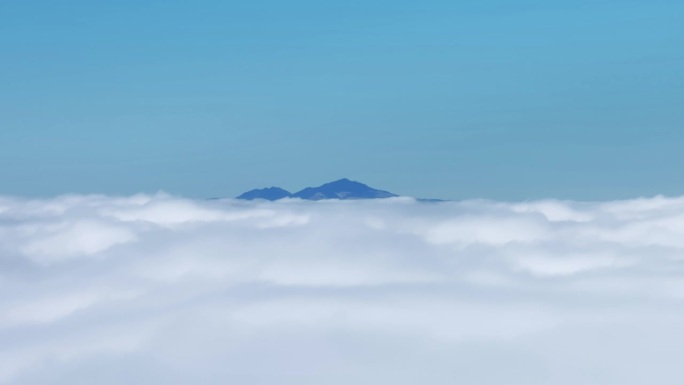 云层之上的山。鸟瞰图。
