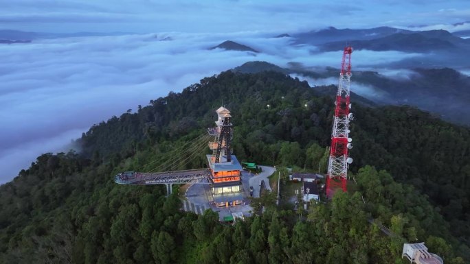 泰国雅拉省贝通市，Aiyerweng，亚洲最长的空中步道，早晨的空中无人机看到的雾海