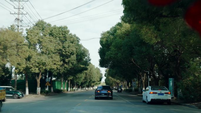 行驶汽车在县城街道