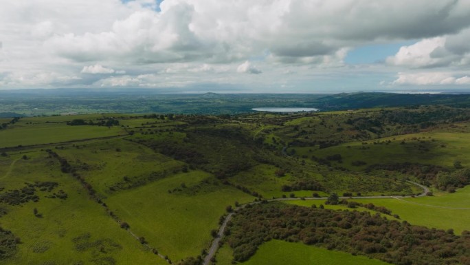 风景如画的切达村乡村和广阔的绿色门迪普山在英国令人叹为观止的全景
