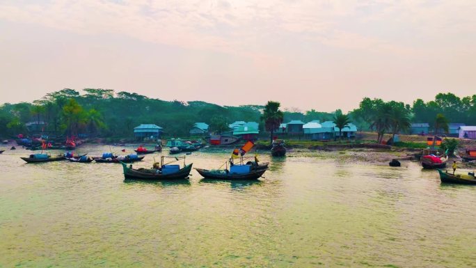 在孟加拉国孙德班渔村附近的河流上航行的传统木船。慢动作