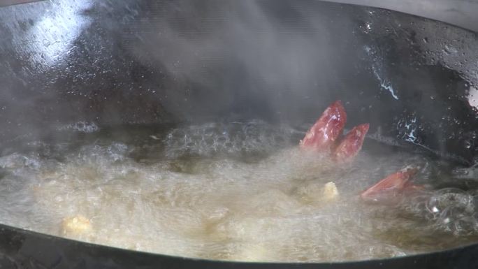 炸虾排、靠大虾油锅烹饪大厨美食制作