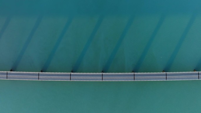 蓝绿色海水上的桥梁，城市基础设施，汽车道路抽象对称