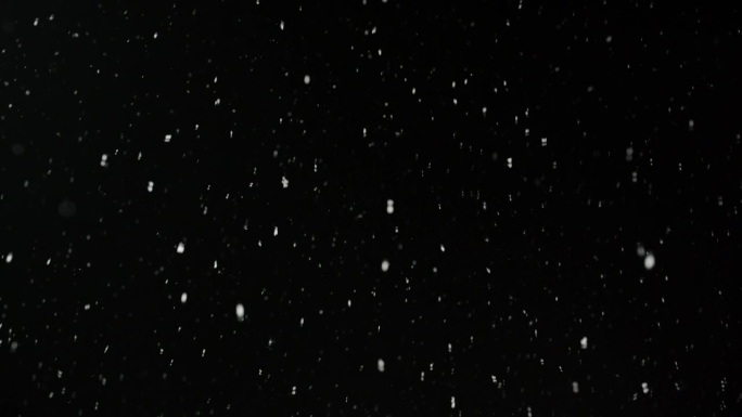 低角度可循环锁定拍摄发光的降雪在夜晚的天空