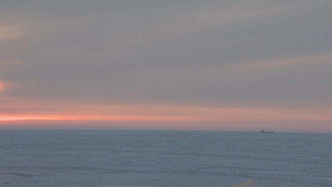 时间流逝-日出在冻结的巴伦支海上。