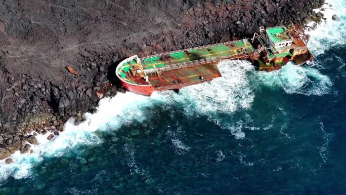 油轮货船在留尼旺岛搁浅