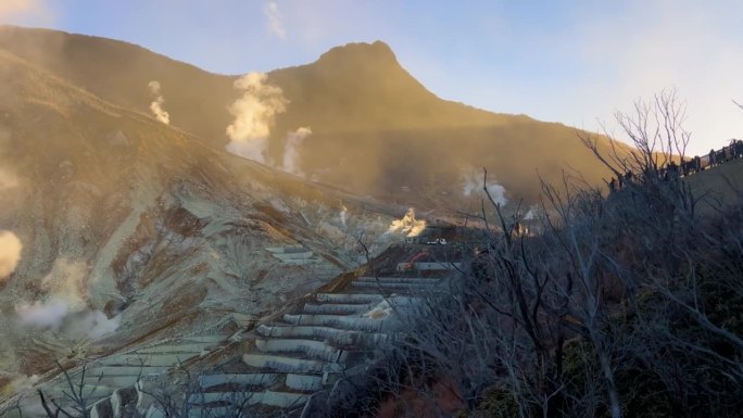 箱根小流谷蒸汽的日落。火山带硫磺烟雾的缆车