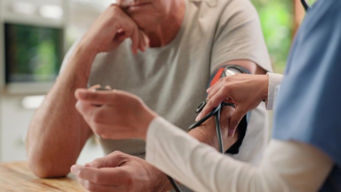 男子、护士和血压在家中进行健康诊断或检查，高血压或检查服务。男性人员、医务人员和健康咨询或监测、咨询