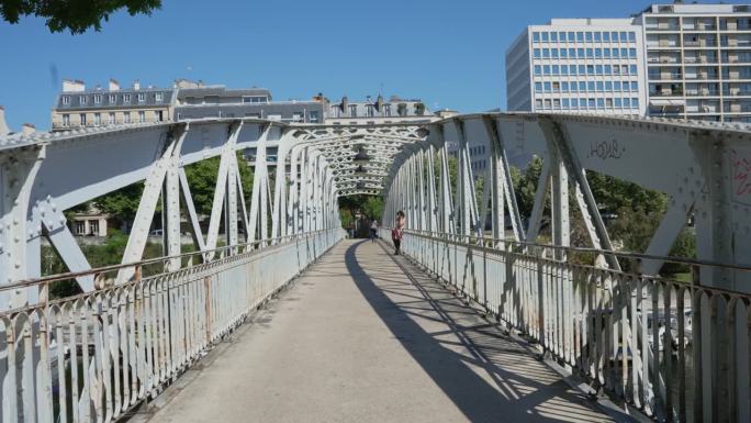 走过法国巴黎巴士底广场附近的兵工厂花园桥