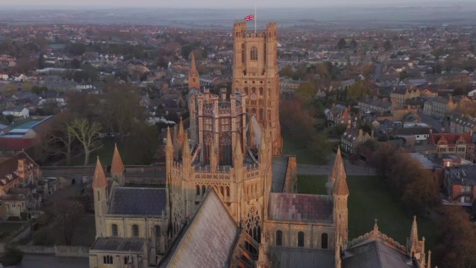 鸟瞰哥特式圣公会伊利大教堂或伊利大教堂的教堂塔楼，以及剑桥郡房屋的全景。圣三一圣公会教堂