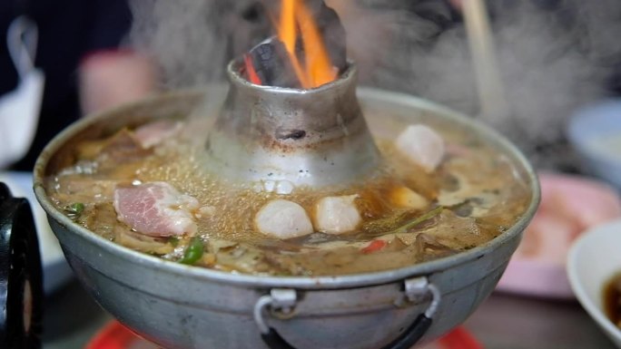 泰式不锈钢火焰火锅。牛杂肉丸煲炖牛肉