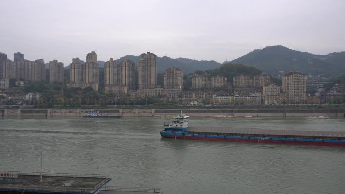 重庆长江中货船运行经过