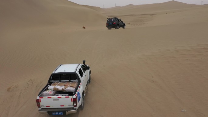 2K航拍新疆塔克拉玛干沙漠行车4