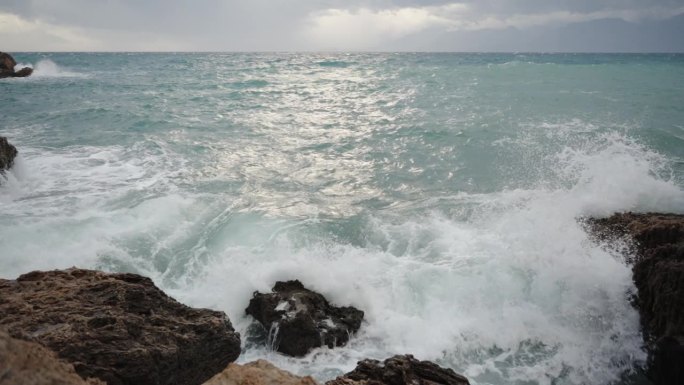 巨浪撞击岩石，溅起的水花向我扑来，一场海上风暴。慢动作。