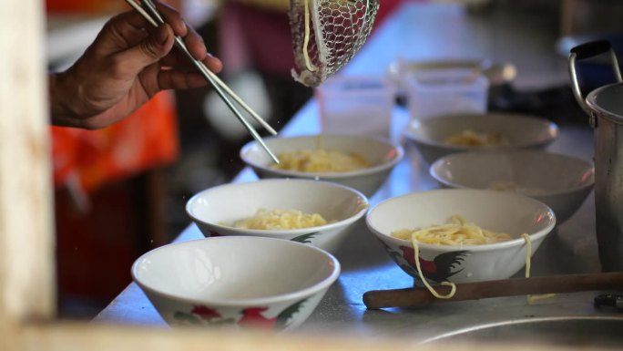 Mie ayam, mi ayam或bakmi ayam印尼语是鸡肉面，字面意思是鸡肉面，是一种常见