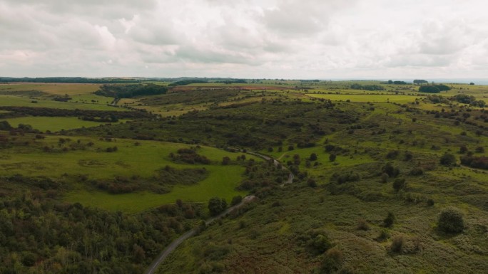 英国萨默塞特郡广阔的绿色门迪普山的史诗全景。