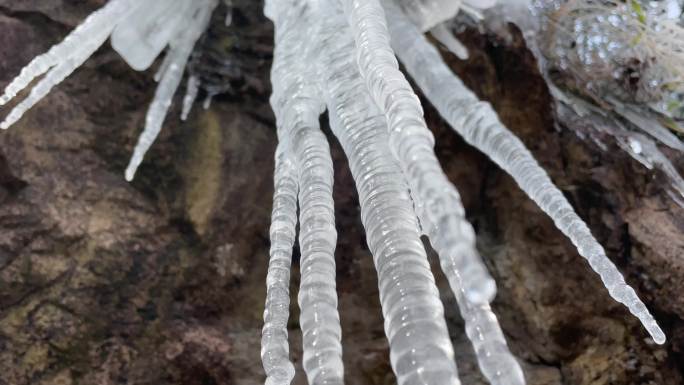 冬天零下寒潮冷空气岩石巨大冰挂冰柱原素材