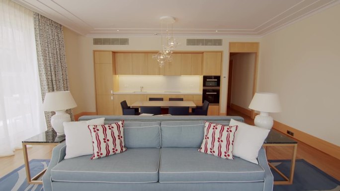 舒适的阁楼中性木制客厅，厨房极简主义的家庭室内。豪华典雅的客房
