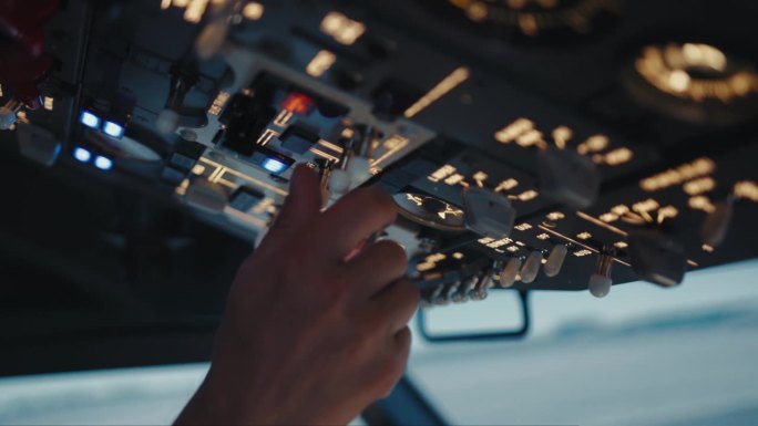 航空飞行员座舱与引航飞机导航。飞行员在飞行舱内使用电子计算机设备的单手特写。飞行工业的人驾驶飞行飞机